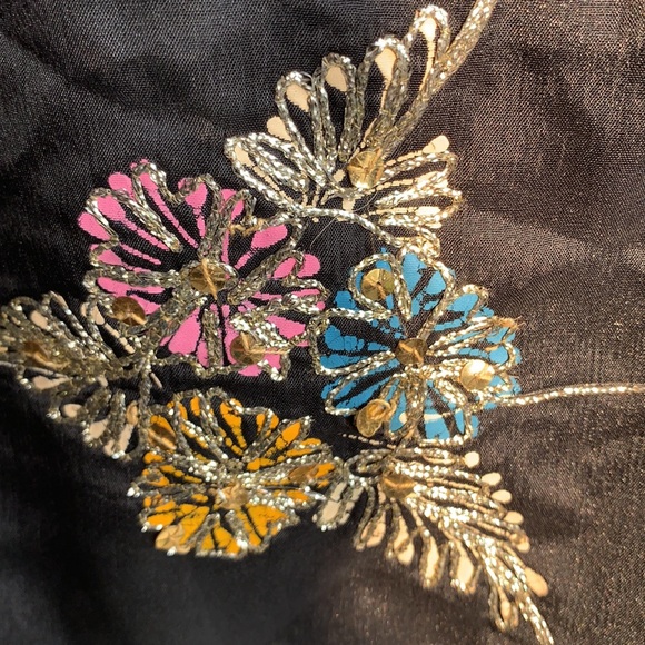 saree blouse. Back covered.Deep neck. Elbow sleeves. Can Wear as cropped top! - Picture 5 of 7